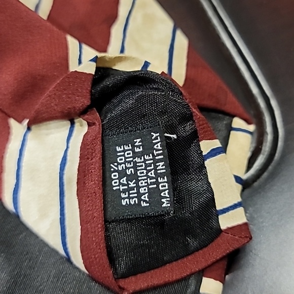 Hugo Boss All Silk 4" Wide Swiggle Striped Red White Blue Tie - Picture 6 of 7